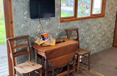 Lifton Ski Chalet | Country garden lodge on Devon Cornwall border