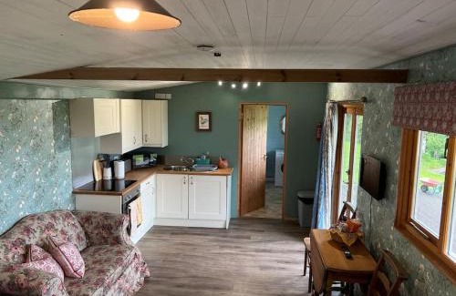 Lifton Ski Chalet | Country garden lodge on Devon Cornwall border