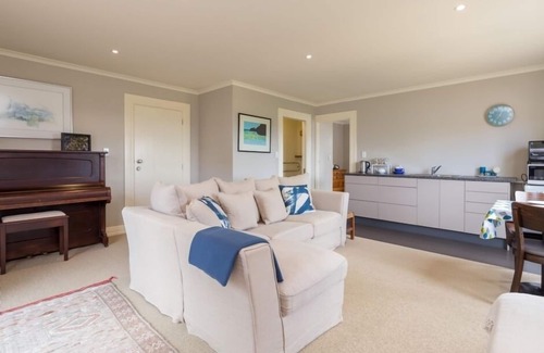 Kiwitea Apartment | Country getaway, 15 mins to Feilding. Self contained apartment.