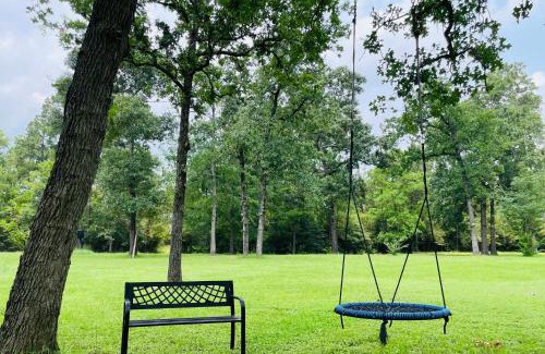 Magnolia House | Country Getaway 4 Bedroom Resort in 10 Acre Lot