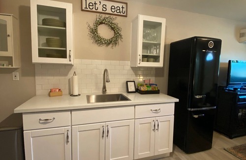 Woodland Cottage | Country Getaway Full Kitchen Near SMF and UC Davis Campus