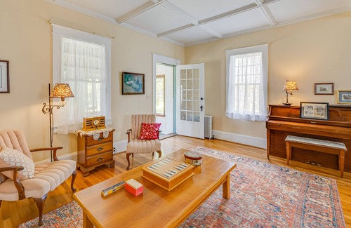Kinsale House | Country Getaway in Kinsale: Sunroom, Pond Access!