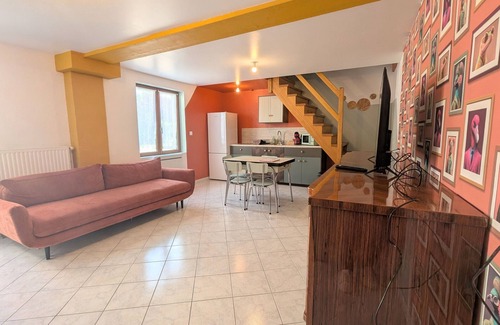 Chabris Cottage | Country getaway with shared pool in Chabris