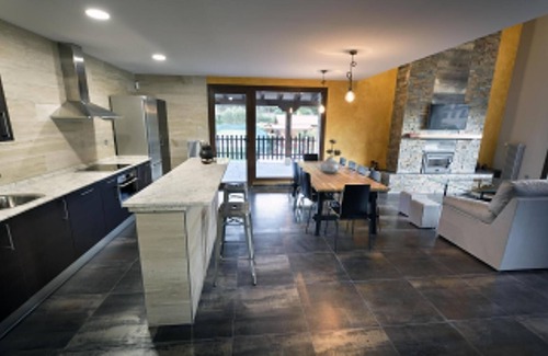 San Leonardo de Yague House | Country House 'La Puerta Del Rio Lobos' with Mountain View, Private Pool and Wi-Fi