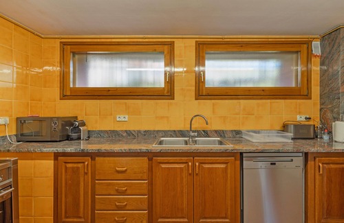 Santa Maria de Besora House | Country House 'Cisquet' with Mountain View, Shared Pool and Wi-Fi