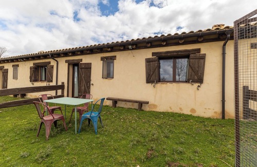 Cerezo de Abajo House | Country House 'Perro' with Mountain View, Private Garden and Wi-Fi
