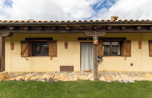 Cerezo de Abajo House | Country House 'Perro' with Mountain View, Private Garden and Wi-Fi