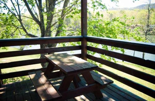 Cleveland Apartment | Country Hideaway at Mountain Lakes Resort