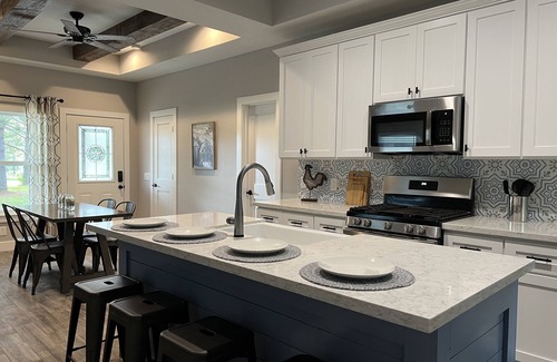 Tomball House | Country hideaway - minutes to the Woodlands!