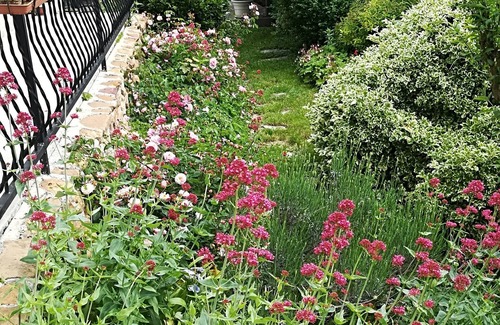 La Louptiere-Thenard House | Country house with garden