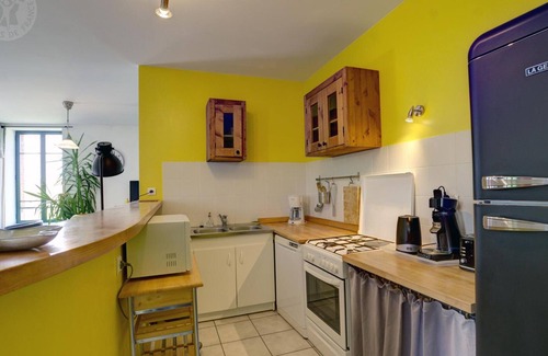 Saint-Just-la-Pendue Cottage | Country house with Jacuzzi, Sauna, Wi-Fi, and private garden
