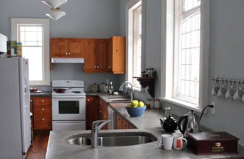 Consecon Cottage | Country home 5 bdrs, 6 baths, yoga/art studio, large garden near wineries +beach