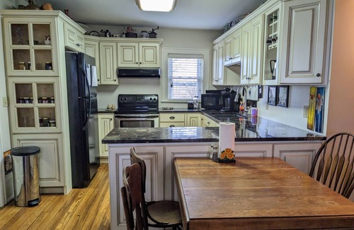 Sunbury House | Country Home Close to City Conveniences
