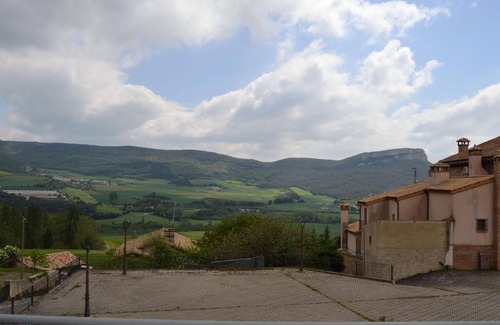 Galdeano House | Country Home 'El Rincón De Lokiz' with Mountain View, Private Terrace and Wi-Fi