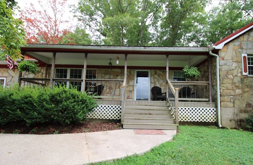 Mammoth Cave House | Country home minutes from Nolin Lake, Blue Holler and Mammoth Cave!