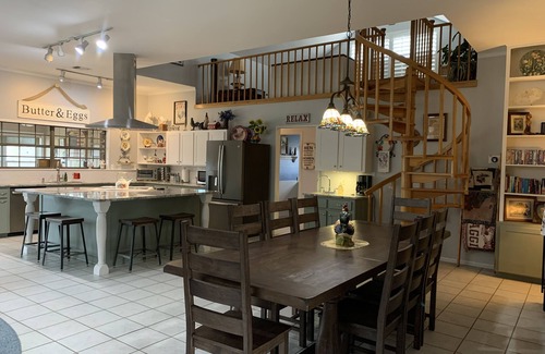 Voca House | Country Home on 33 acres, sleeps 20, On the San Saba River!