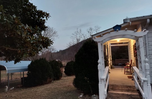 Lowgap House | Country home sitting between 2 mountains