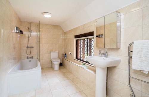 Upper Dicker House | Country Home +Tennis Court+ Hot Tub + EV Charger