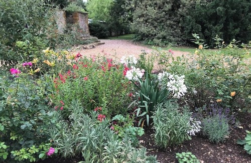 Milton Malsor House | Country Home with Beautiful Gardens, Pool & Sauna
