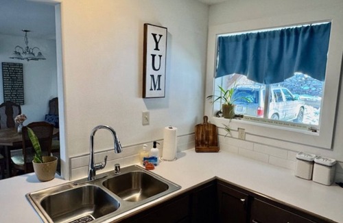 Tonasket House | Country home with Mountain View's, AC & fast WiFi