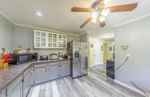Inglefield House | Country Homeplace 4-bedroom Pool-HotTub pets ok Near Toyota