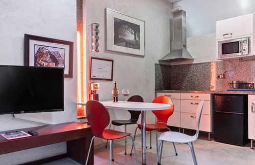 Meruja House | Country House 'Zentralclub Neutron' with Mountain View, Private Terrace and Wi-Fi
