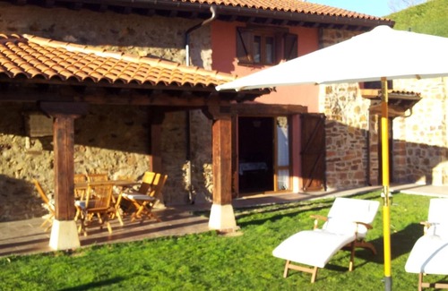 Pineda de la Sierra House | Country House 'El Hayedo' with Mountain View, Private Terrace and Wi-Fi