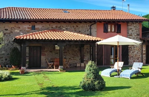 Pineda de la Sierra House | Country House 'El Hayedo' with Mountain View, Private Terrace and Wi-Fi