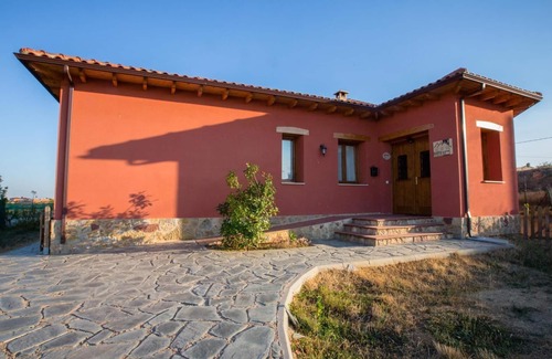 Santovenia de la Valdoncina House | Country House 'El Barreal' with Private Pool, Private Garden and Wi-Fi