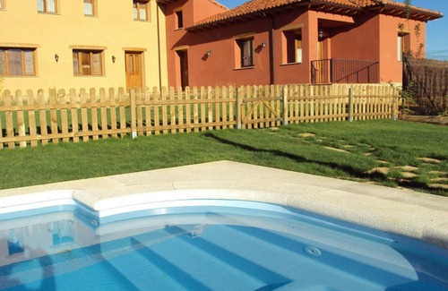 Santovenia de la Valdoncina House | Country House 'El Barreal' with Private Pool, Private Garden and Wi-Fi