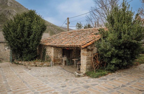 La Pernia House | Country House 'La Casa Del Diezmo De La Montaña' with Mountain View, Private Terrace and Wi-Fi