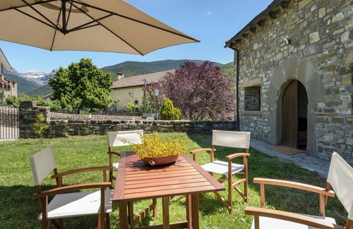 Aragues del Puerto House | Country House 'Fajinadero Sancho' with Mountain Views, Private Garden and Wi-Fi