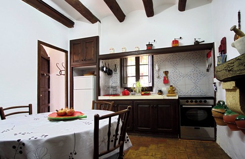 San Martin Sarroca Cottage | Country house surrounded by vineyards.
