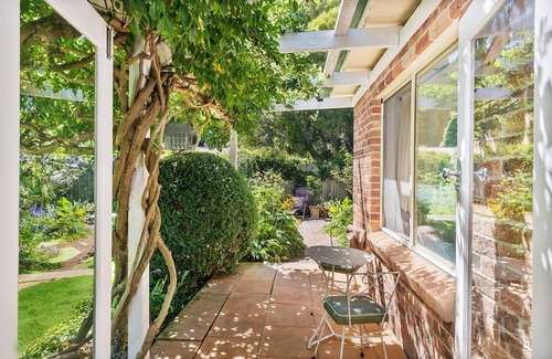 Bundanoon House | Country House 1 Min Walk to Bundanoon Village and The Iconic Pub
