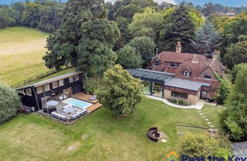 Stockcross House | Country House, 4 Acres, Views & Swimming Pool