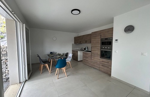 Pelleautier House | Country house 5 minutes from the lake.