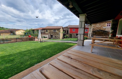 Pepin House | Country House 'Aldea Rural A Cortiña Casa' with Mountain View, Shared Pool and Wi-Fi
