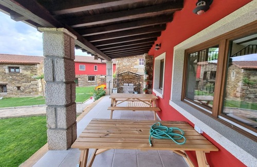 Pepin House | Country House 'Aldea Rural A Cortiña Apartamento 1' with Mountain View, Shared Pool and Wi-Fi