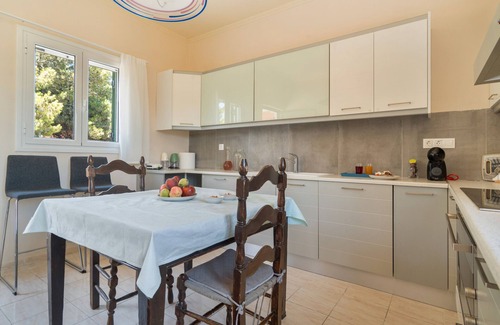 Mantzavinata House | Country House 'Avra' with Private Terrace, Wi-Fi and Air Conditioning