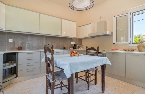 Mantzavinata House | Country House 'Avra' with Private Terrace, Wi-Fi and Air Conditioning