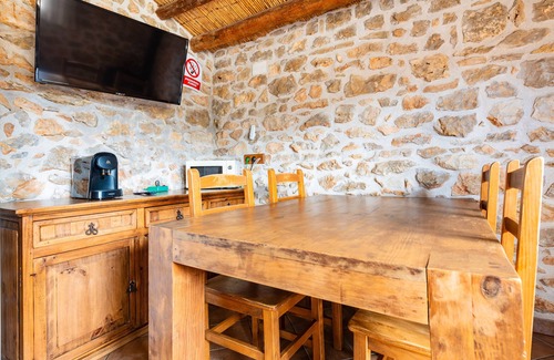 Vilar de Canes House | Country House 'Casa Dragons' with Mountain View, Shared Pool and Wi-Fi
