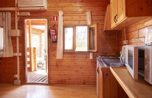 Hornos House | Country House 'Cabaña De Madera 5' with Mountain View, Shared Pool and Air Conditioning