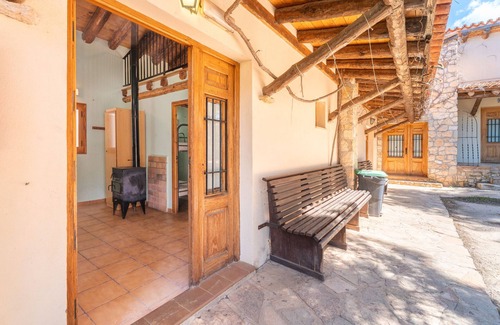 Sinarcas Cabin | Country House 'Cabañas Rusticas 1' with Mountain View, Shared Pool and Wi-Fi