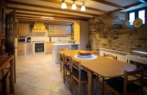 Curtis House | Country House 'Casa De Barreiro' with Mountain View, Private Pool and Wi-Fi