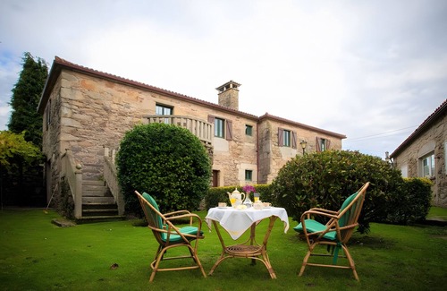 Curtis House | Country House 'Casa De Barreiro' with Mountain View, Private Pool and Wi-Fi