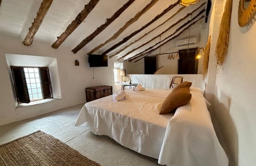 Iznatoraf Villa | Country House 'Casa De La Aguadora' with Private Garden, Wi-Fi and Air Conditioning