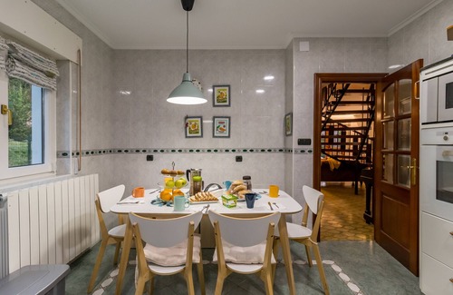 Colindres House | Country House 'Casa La Quinta' with Mountain View, Private Pool and Wi-Fi