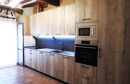 Bisimbre House | Country House 'Casa Larralde' with Shared Pool, Wi-Fi and Air Conditioning
