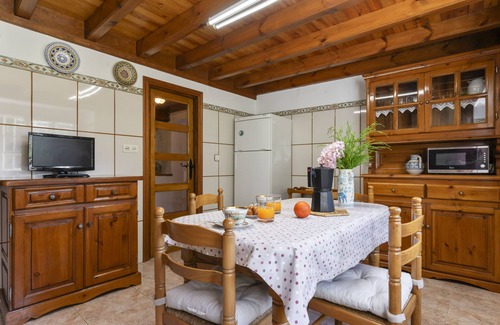 Villanueva de Pria House | Country House 'Casa María Mérica' with Private Garden and Wi-Fi
