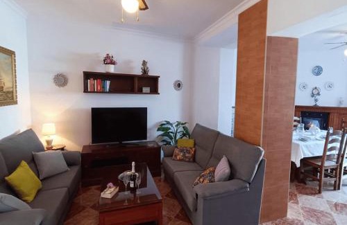 Cuevas Bajas House | Country House Cuevas Bajas by Genil River